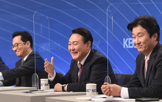 윤석열(가운데) 국민의힘 대선후보가 28일 서울 양천구 한국방송회관에서 열린 한국방송기자클럽 초청 토론회에서 진행자와 대화하고 있다.국회사진기자단·연합뉴스